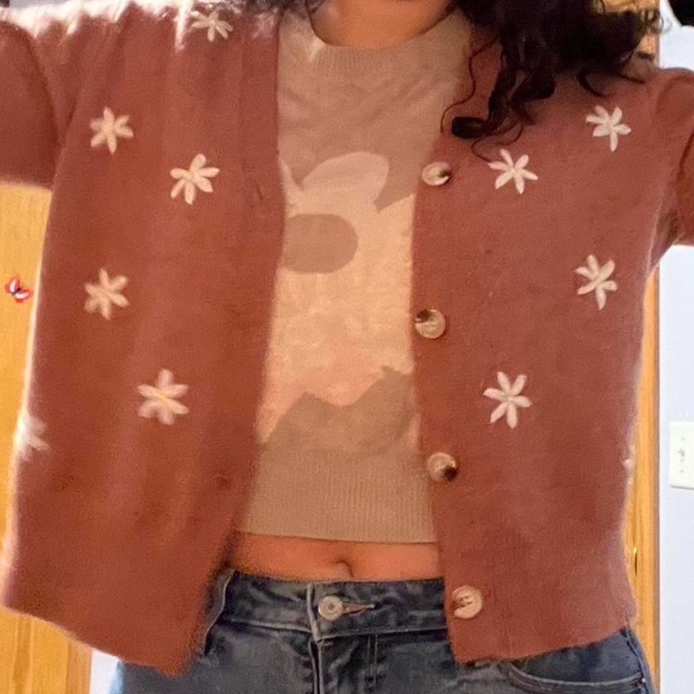 Pink cardigan with Daisy flowers